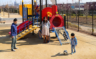 写真：公園で遊ぶ家族