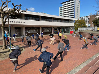 写真：桃山台市民ホール前で体操をする様子
