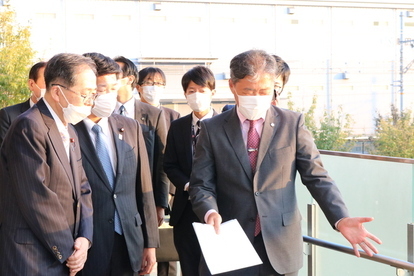 写真：プレゼンテーションする吹田市長とその話を聞く斉藤大臣1