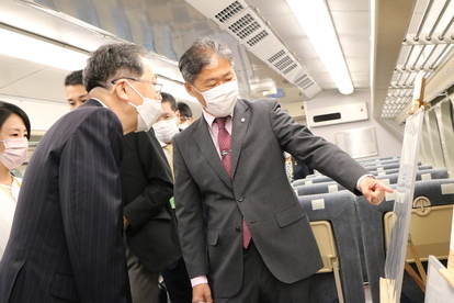 写真：0系新幹線を見る市長と大臣2