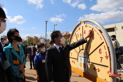 写真：健都レールサイド公園で健康遊具を体験する井上大臣1