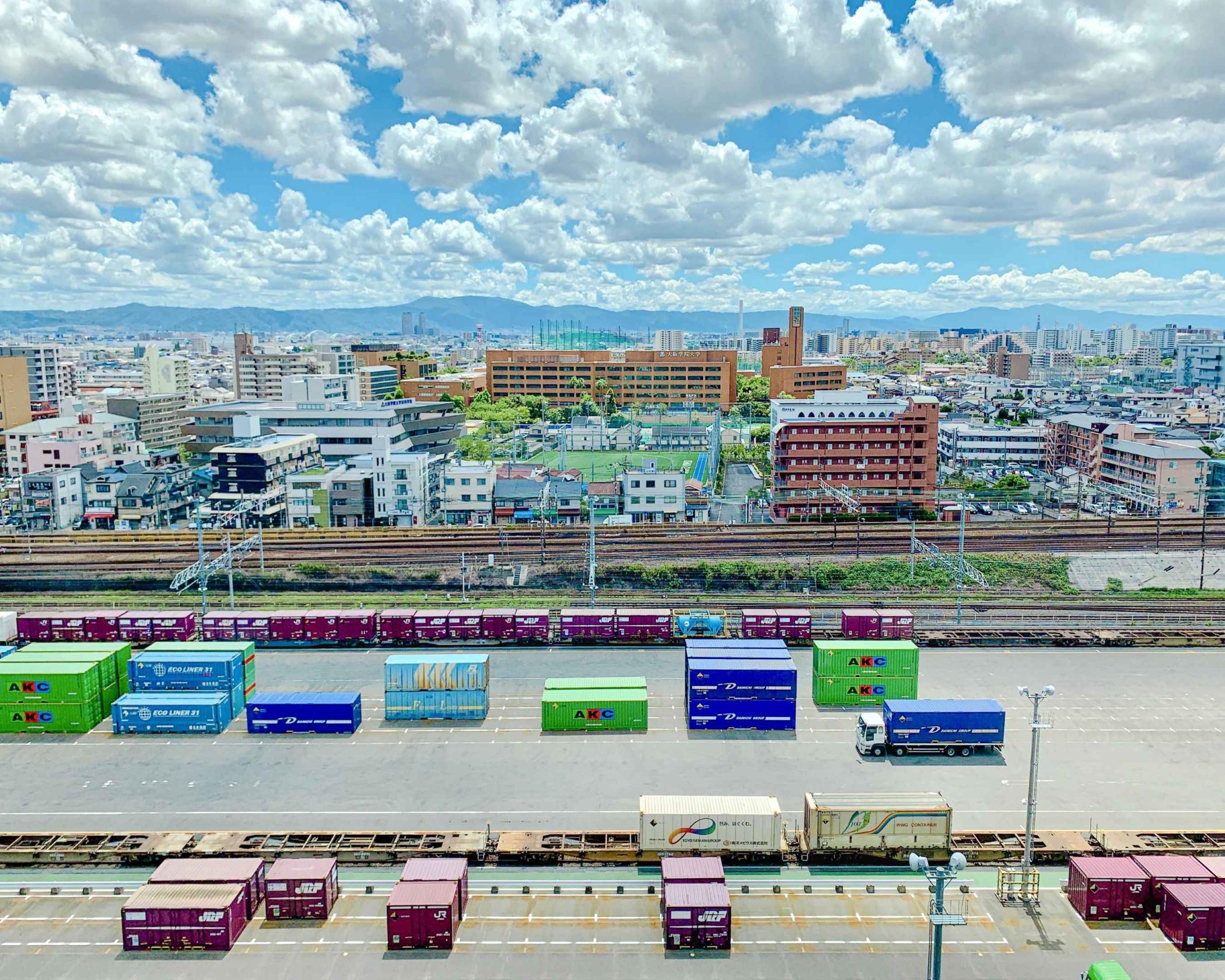 写真：青空と吹田貨物ターミナル駅