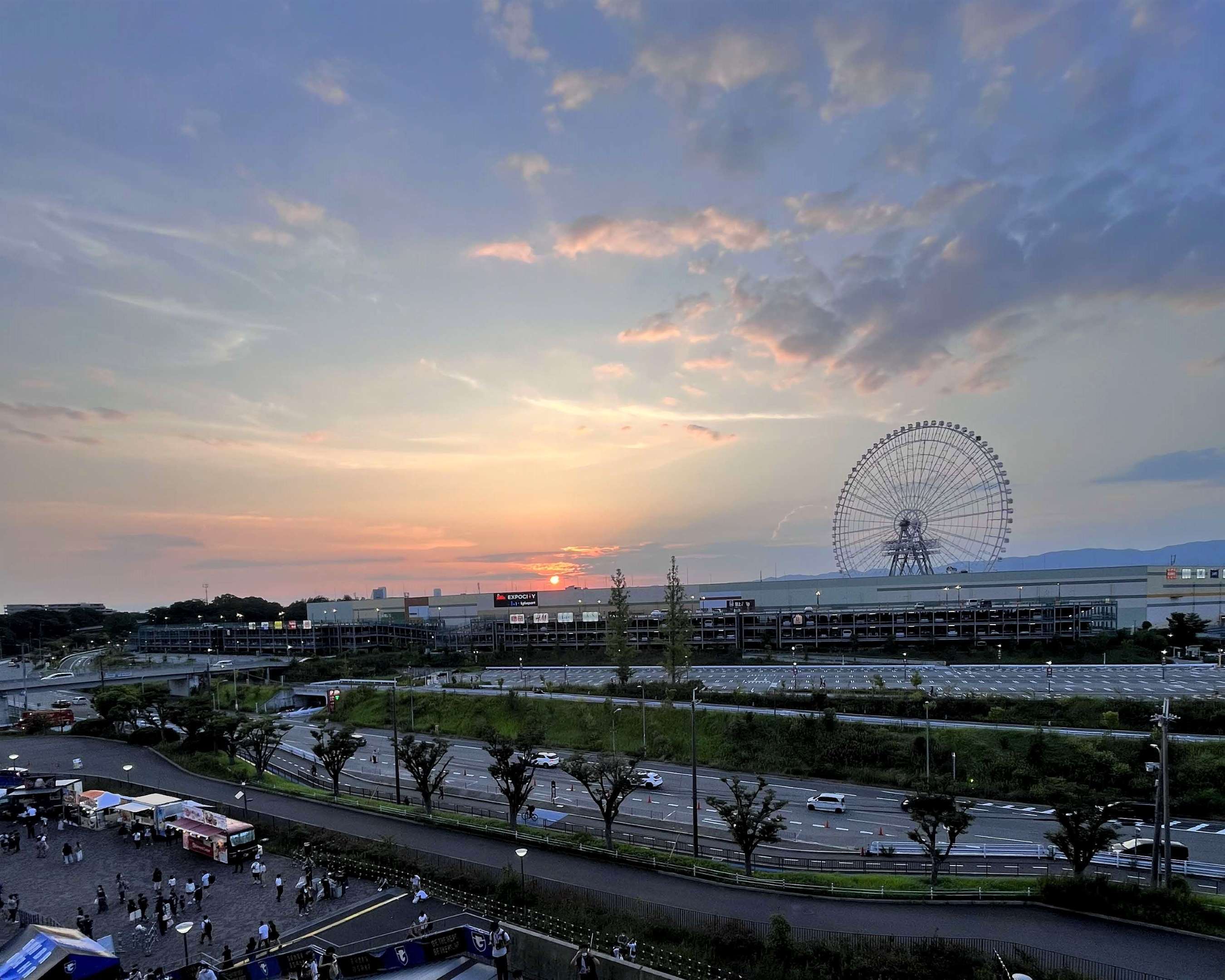 写真：大阪ホイールと夕日の写真