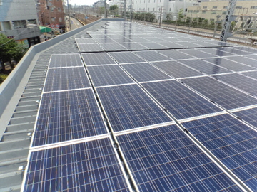 写真：JR吹田駅前西自転車駐車場の太陽光発電システム