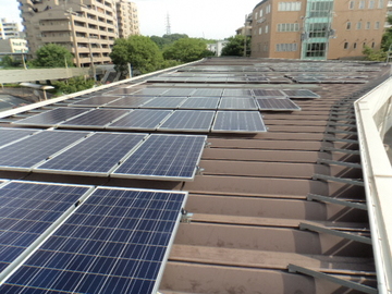 写真：阪急山田駅前西自転車駐車場の太陽光発電システム