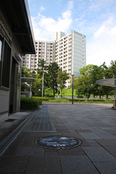 写真：南千里駅コラボ蓋全景