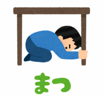 机の下に隠れる様子