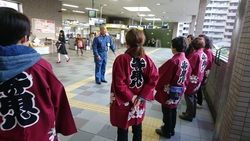 写真：街頭広報の様子1