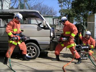 写真：事故車両救出訓練