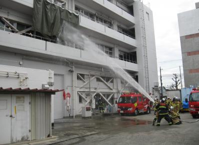 写真：実技訓練（警戒筒先放水）1