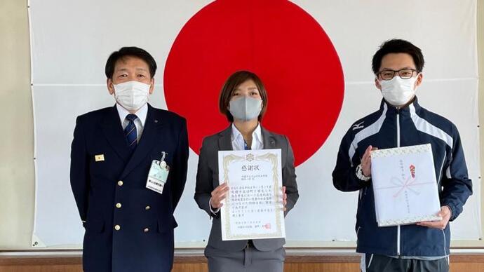 写真:表彰者と南署長