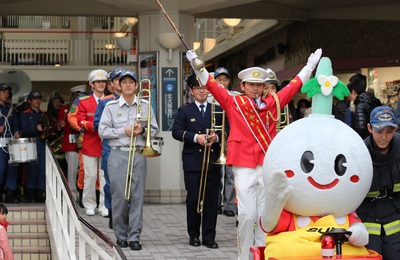 写真：パレード演奏の様子2