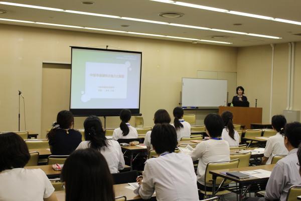 写真：富田林保健所長による研修風景