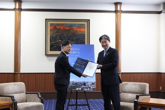 写真：後藤市長から濱田副知事へ同意申入書を手渡し