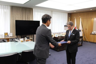 写真：石田総務大臣に申出書を渡す後藤市長