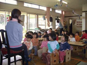 写真：教室で先生のほうを向いている幼児たち