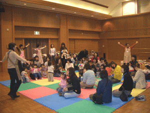 写真：体育館で親子で遊ぶ様子