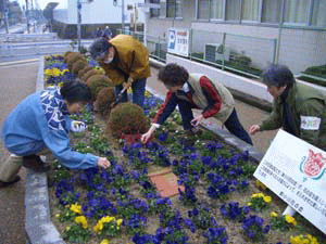 写真：花壇の手入れをする人たち