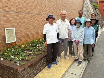 写真:片山浄水所の花壇植え替え