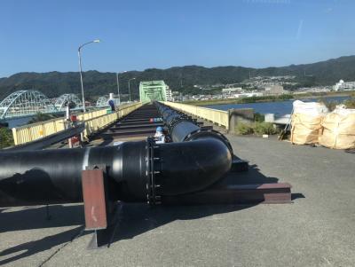 写真：和歌山市の橋上の仮設配管
