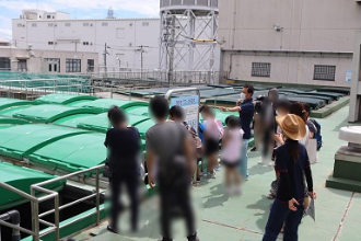 写真：浄水所見学ツアーの様子