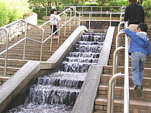 階段と平行して水が滝のように流れています。