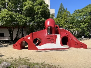 片山公園の風景（タコ型遊具）