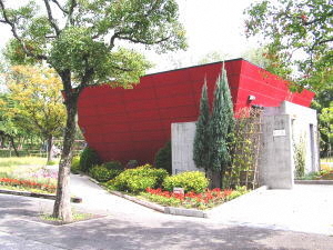 写真：千里北公園の赤いトイレ
