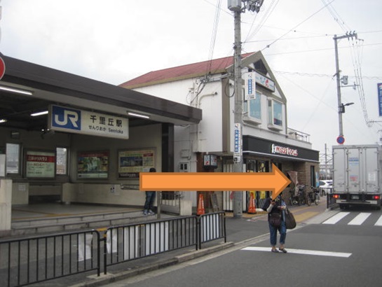 写真：JR千里丘駅前バス停案内1