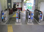幅広改札機の写真（阪急吹田駅）