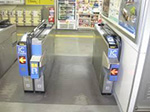 幅広改札機の写真(阪急豊津駅)