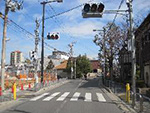 千里第二小学校前の信号の写真
