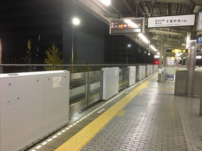 写真：江坂駅可動式ホーム柵