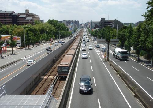 写真：新御堂筋道路、北大阪急行鉄道-南向き-桃山台