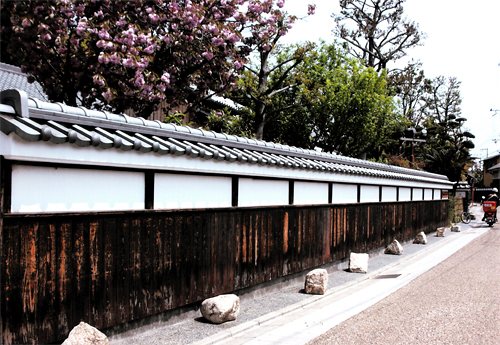 写真：屋敷塀のある道