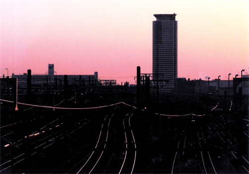 写真：貨物駅とメロード