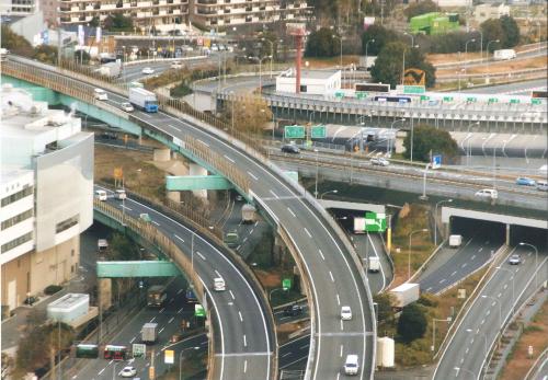 写真：4　曲線美の吹田JCT