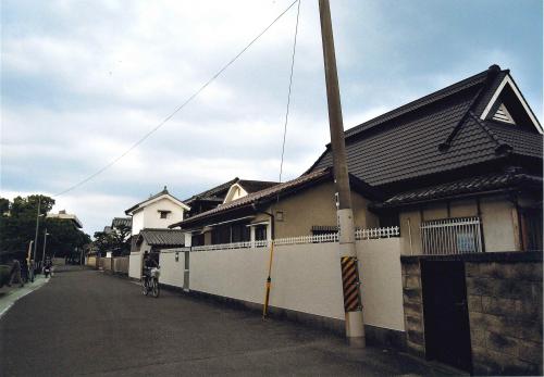 写真：53 江坂大池公園前の家並み