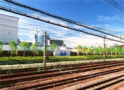 「JR吹田駅から見えるアサヒビールの緑とサイン」写真