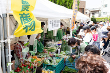 写真：産業フェアの出店の様子2（市役所側）