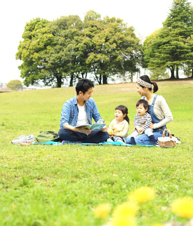 写真：家族で芝生の上で過ごす様子