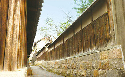 写真：歴史を感じる塀に囲まれた道