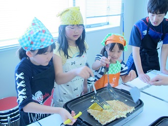 写真：みんなで作ろう巨大料理　参加者の様子