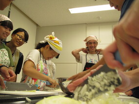 写真：みんなで作ろう巨大料理 参加者の様子1