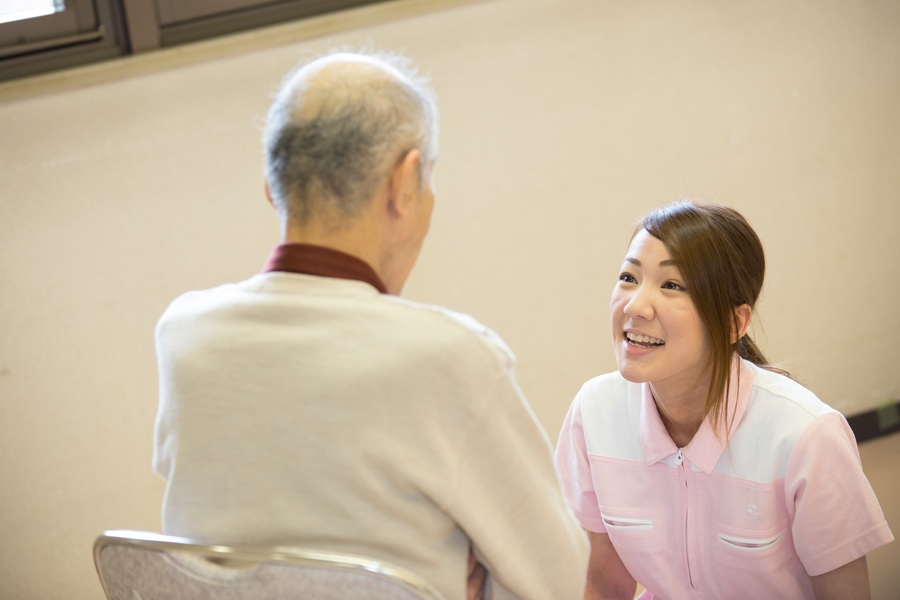 写真：介護士と高齢者