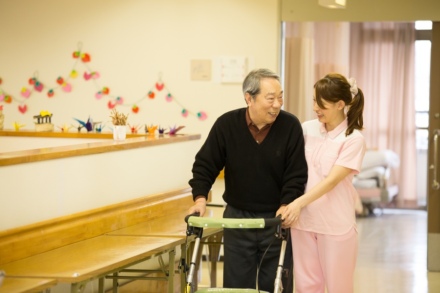 写真：介護士と高齢者