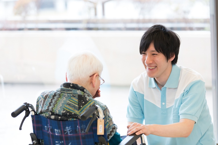 写真：介護士と高齢者