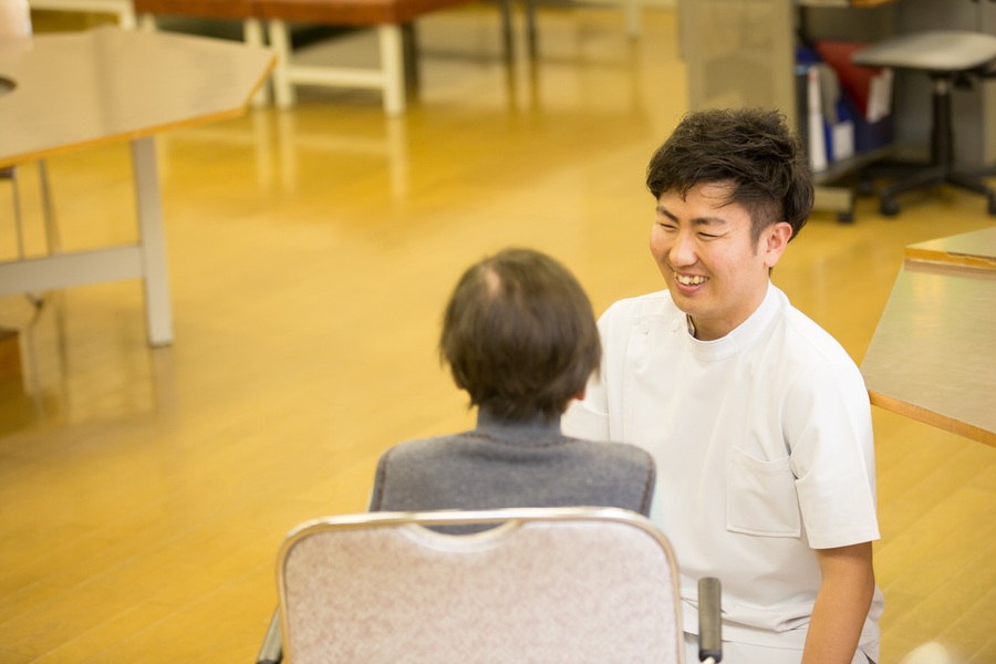 写真：介護士と高齢者