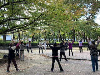 写真：南吹田公園で体操をする様子2