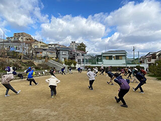 写真：新芦屋下公園で体操をする様子2